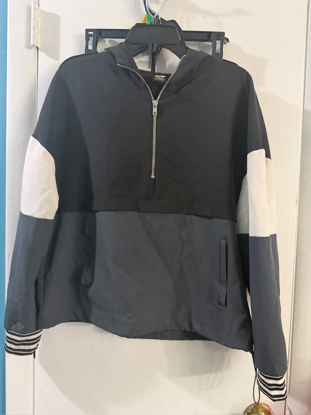 Avia Medium Athletic Windbreaker Pullover